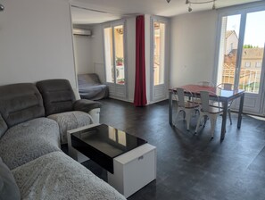 Fernseher, Bücher, Videothek, Stereoanlage