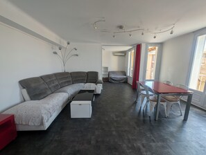 TV, livros, videoteca, aparelho de som