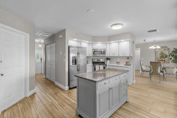 Kjøleskap, mikrobølgeovn, ovn og kokeplater