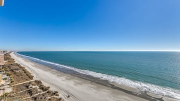 En la playa y camastros