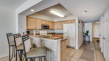 Refrigerador, microondas, horno y parrilla de estufa