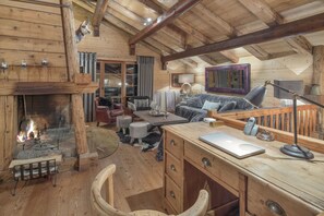 Smart TV, fireplace, DVD player, books