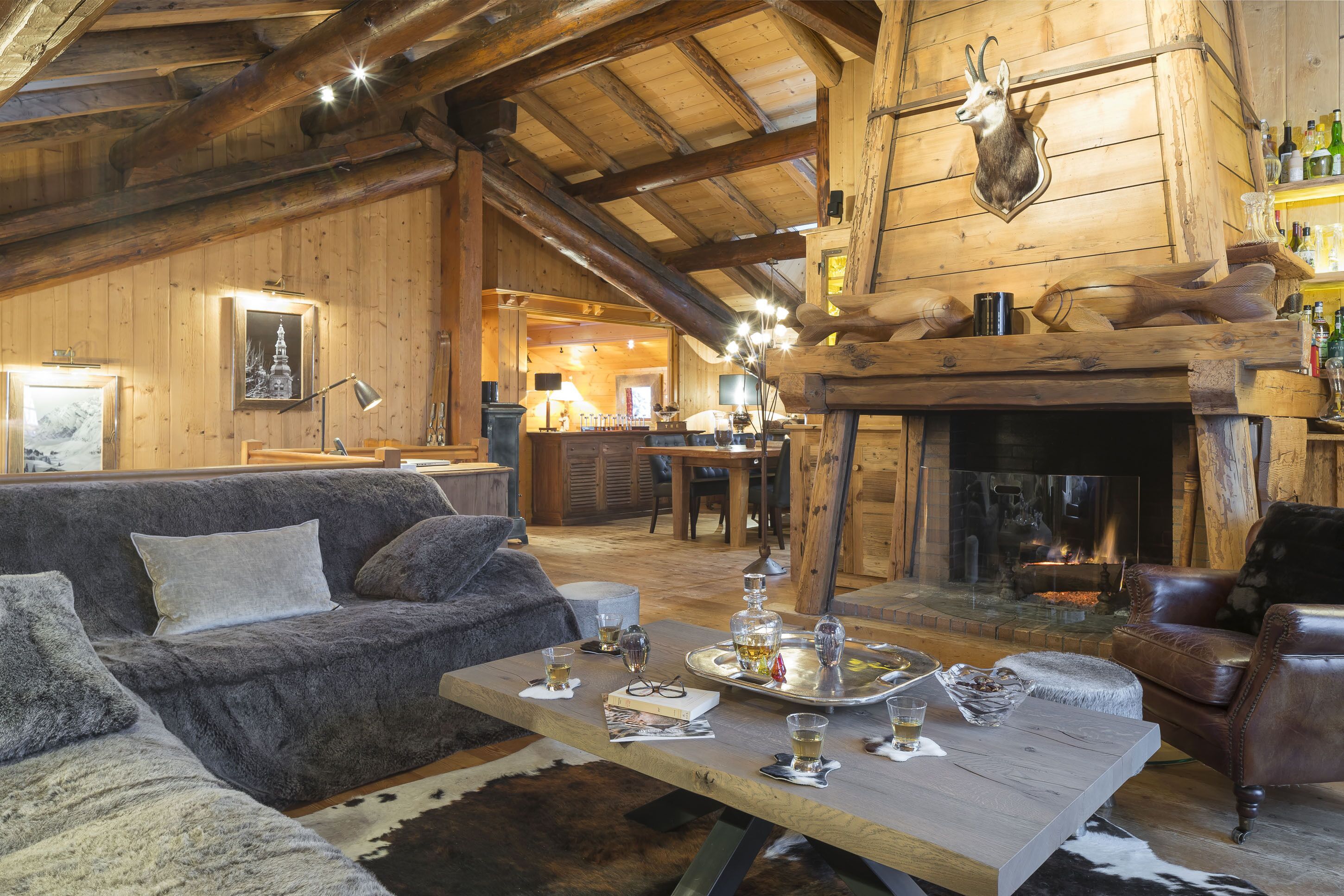 Televisor intel·ligent, llar de foc, reproductor de DVD i llibres 