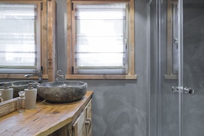 Bathtub, hair dryer, towels, soap - Farmhouse restored to 5* Chalet, Edge of Ski slope, swimming Pool (La Clusaz)