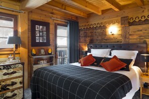 5 bedrooms, desk, iron/ironing board, travel cot