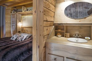 5 slaapkamers, een bureau, een strijkplank/strijkijzer, reisbedje