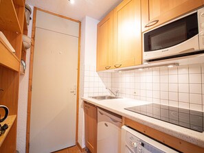 Een koelkast, een microgolfoven, een kookplaat, een vaatwasser