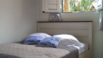 Een strijkplank/strijkijzer, reisbedje, wifi, beddengoed