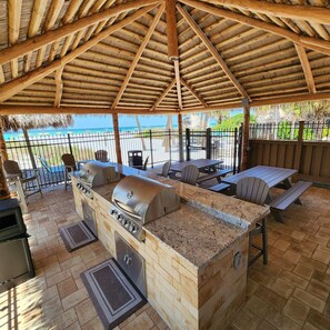 Outdoor dining - Spacious Penthouse Suite,3 Bed, 3 Bath, On Beach, Great Views! March 7-14 Avail! (Siesta Key)