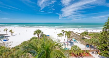 Spacious Penthouse 3bd/3bath,
On the Beach, Great Views!