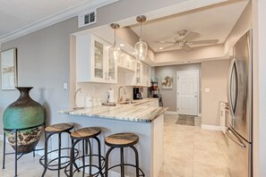 Fridge, microwave, oven, stovetop - Spacious Penthouse Suite,3 Bed, 3 Bath, On Beach, Great Views! March 7-14 Avail! (Siesta Key)