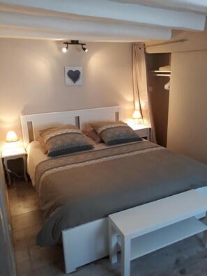 1 slaapkamer, een strijkplank/strijkijzer, reisbedje, gratis wifi