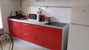 KylskÄp, mikrovÄgsugn, spishÀll och kaffe- och tebryggare