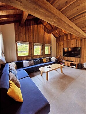Smart TV, fireplace, DVD player, books - Chalet THOYA, Sybelles, 15 people, 7 bedrooms, jacuzzi, spa sauna (LE CORBIER)