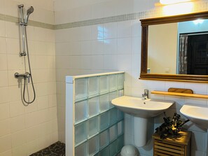 シャワー、ヘアドライヤー、タオル、トイレットペーパー