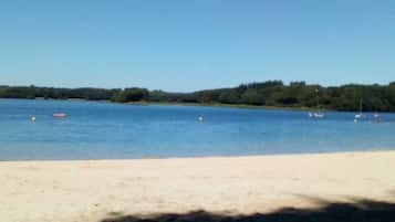 Una spiaggia nelle vicinanze