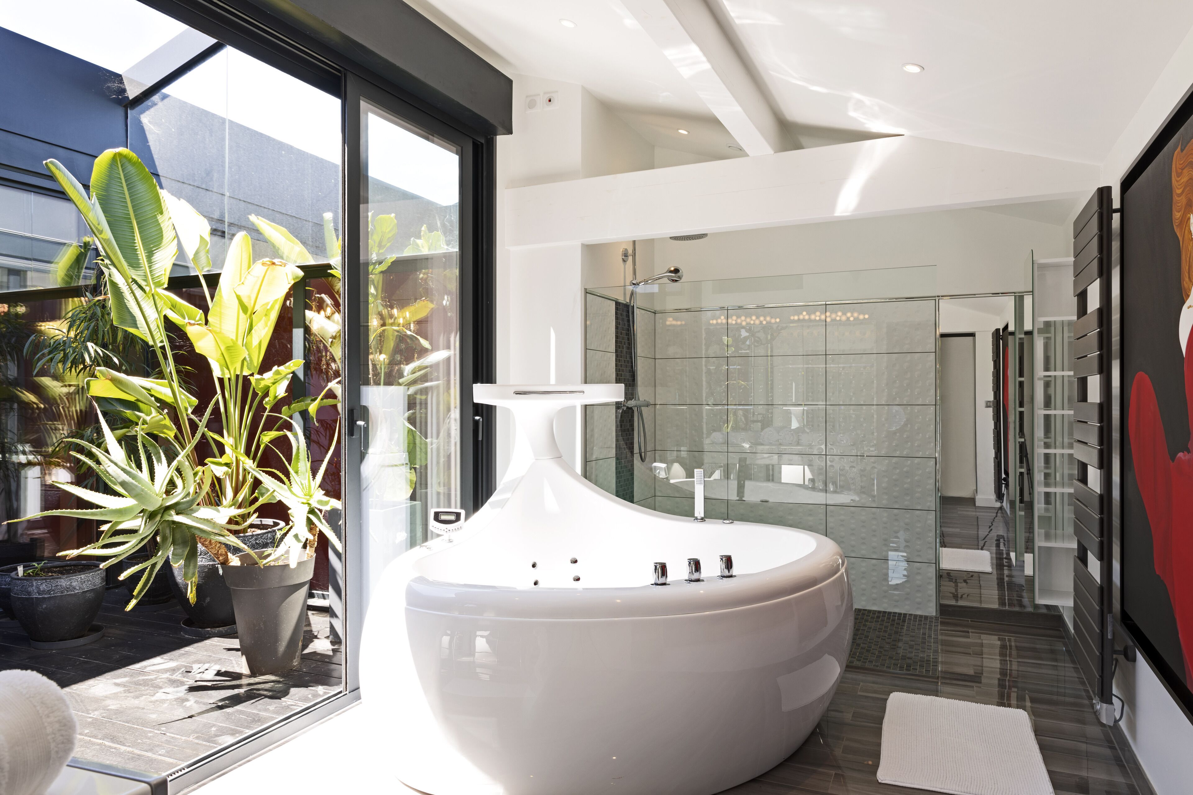 Bathtub, jetted tub, hair dryer, towels