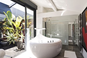 Bathtub, jetted tub, hair dryer, towels