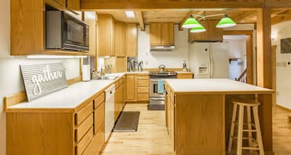 4.000 pies cuadrados Mt. Baker Ski Lodge, capacidad para 20 personas, caminar a la ciudad, jacuzzi nuevo