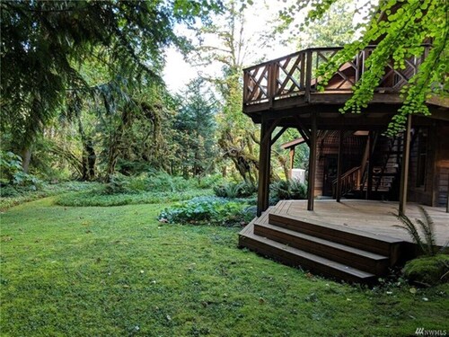 4,000 sq ft Mt. Baker Ski Lodge, sleeps 21, walk to town, brand new hot tub