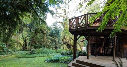 4,000 sq ft Mt. Baker Ski Lodge, sleeps 21, walk to town, brand new hot tub