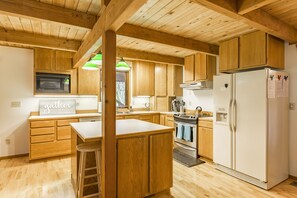 Kjøleskap, mikrobølgeovn, ovn og kokeplater