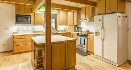 4,000 sqft Mt. Baker Ski Lodge, sleeps 21, walk to town, hot tub, fiber internet
