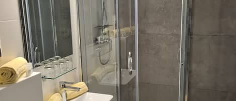 Classic Apartment, Ensuite | Bathroom