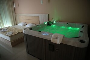 Apartamento luxo, banheira de hidromassagem | Área de estar | TV de tela plana