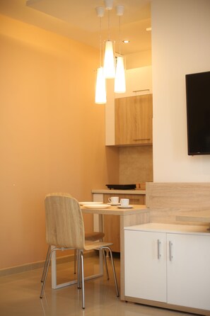 Deluxe Apartment, Jetted Tub | Living area