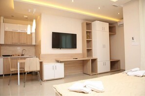 Deluxe Apartment, Jetted Tub | Living area