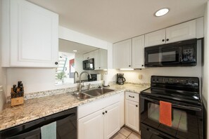 Fridge, microwave, oven, stovetop - Exclusive Key West Beach Front - 2BR Luxury Condo w/Gym and Pool Access (Newly Refurnished!) (Key West)