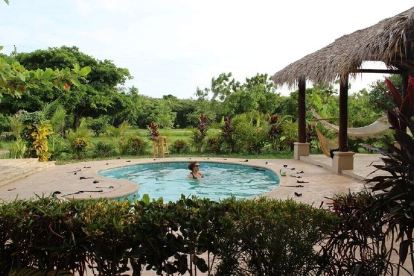 Una piscina al aire libre
