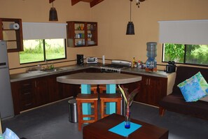 Kühlschrank, Ofen, Herdplatte, Wasserkocher mit Kaffee-/Teezubehör