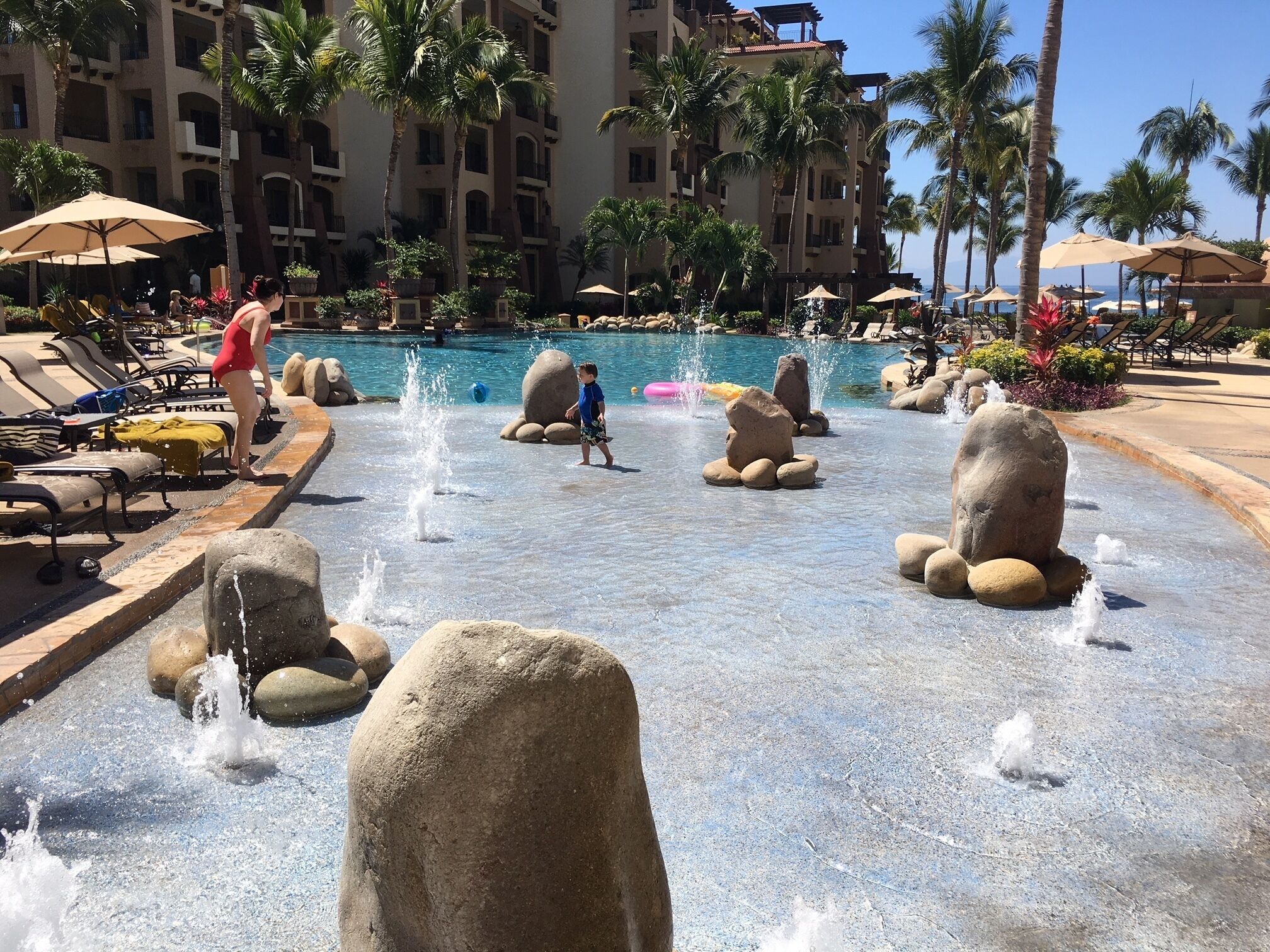 Utendørsbasseng og et oppvarmet basseng