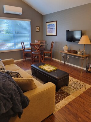 Smart TV - WALK TO DOWNTOWN & OLD MILL-1 BLOCK TO THE RIVER-MODERN/ATTRACTIVE 1 BDR  SUITE (Bend)