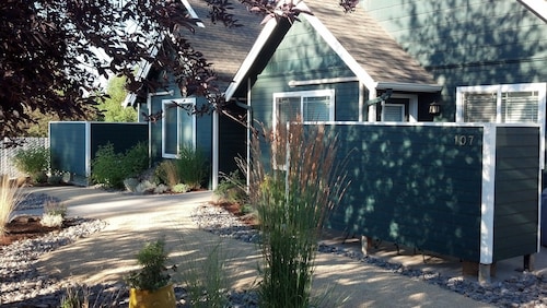 WALK TO DOWNTOWN & OLD MILL-1 BLOCK TO THE RIVER-MODERN/ATTRACTIVE 1 BDR  SUITE