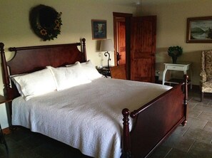 4 bedrooms, desk, free WiFi, bed sheets