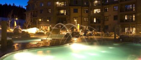 Una piscina techada, una piscina al aire libre