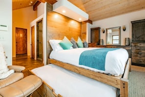 5 habitaciones, escritorio y tabla de planchar con plancha