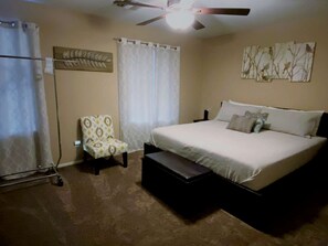 3 室のベッドルーム、アイロン / アイロン台、WiFi、ベッドシーツ