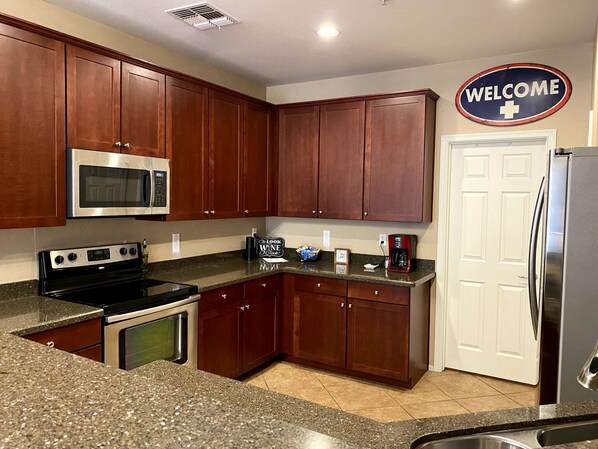 冷蔵庫、電子レンジ、オーブン、コンロ