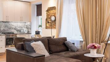 Älytelevisio, videopelejä, DVD-soitin, kirjoja