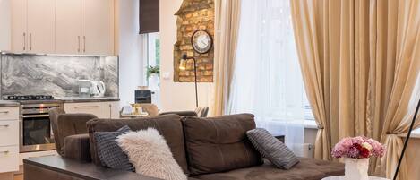 Älytelevisio, videopelejä, DVD-soitin, kirjoja