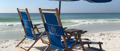 En la playa, sillas reclinables de playa, toallas de playa