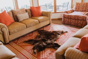 Smart TV, fireplace, table football, ping pong - The Ultimate Lodge for retreats, family reunions or Destination Weddings (Atlanta)