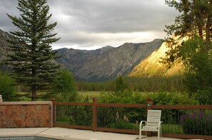 Property grounds - The Ultimate Lodge for retreats, family reunions or Destination Weddings (Atlanta)