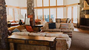 Älytelevisio, takka, pöytäjalkapallopöytä, pöytätennispöytä