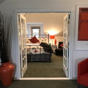 4 makuuhuonetta, silitysrauta/-lauta, ilmainen Wi-Fi, vuodevaatteet