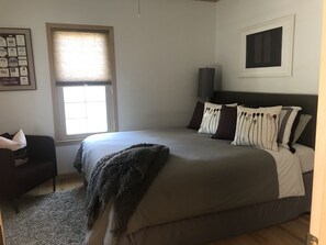4 slaapkamers, een strijkplank/strijkijzer, gratis wifi, beddengoed